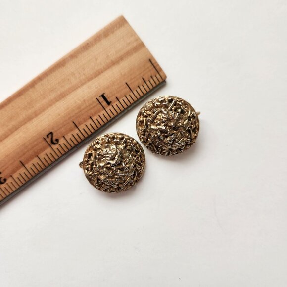 Vintage Textured Gold-Tone Clip On Earrings - Picture 2 of 4